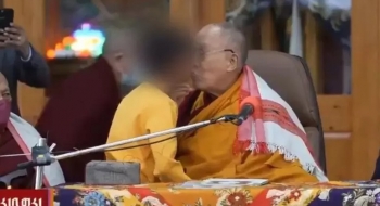 Dalai Lama pede beijo na língua a menino e se desculpa após repercussão